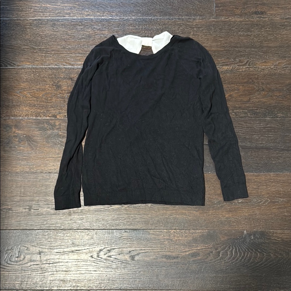 Ricki’s sweater with Bow accent